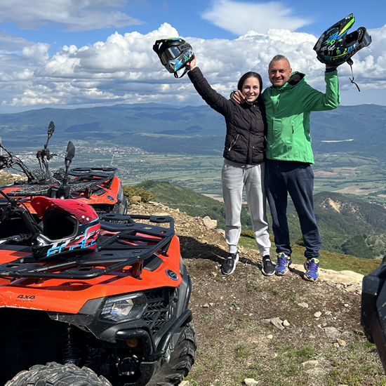 Насладете се на невероятни пейзажни гледки и доза адреналин с  Едночасов АТВ тур за двама човека на едно АТВ в Пирдоп от Makaroon