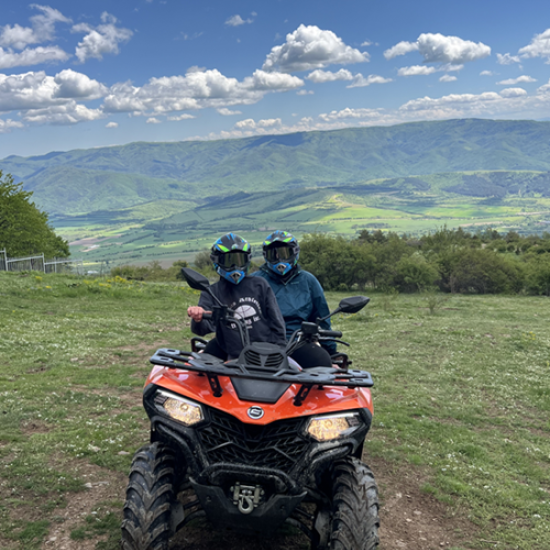 Насладете се на невероятни пейзажни гледки и доза адреналин с  Едночасов АТВ тур за двама човека на едно АТВ в Пирдоп от Makaroon