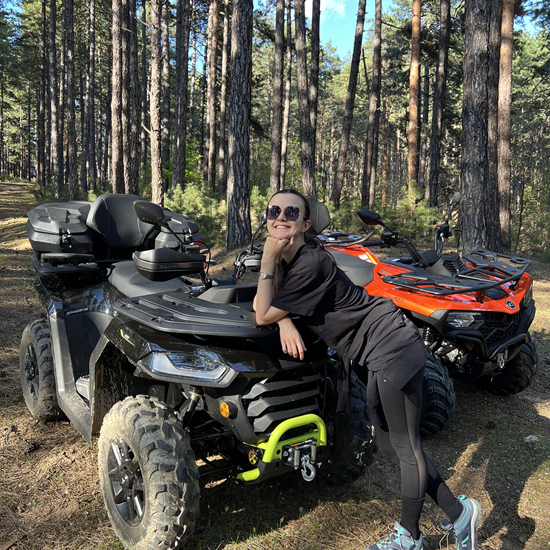 Насладете се на невероятни пейзажни гледки и доза адреналин с  Едночасов АТВ тур за един човек в Пирдоп от Makaroon