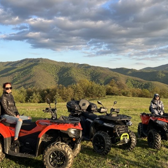 Насладете се на невероятни пейзажни гледки и доза адреналин с  Едночасов АТВ тур за един човек в Пирдоп от Makaroon