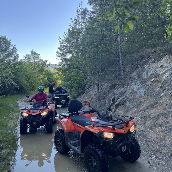 Насладете се на невероятни пейзажни гледки и доза адреналин с  Едночасов АТВ тур за един човек в Пирдоп от Makaroon