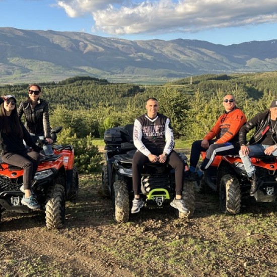 Насладете се на невероятни пейзажни гледки и доза адреналин с  Едночасов АТВ тур за един човек в Пирдоп от Makaroon