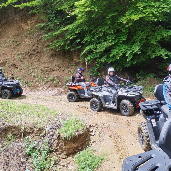 Прекарайте една екстремна почивка с 1-часова офроуд разходка с АТВ за един човек край Златоград от Makaroon