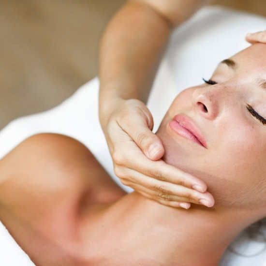 Козметично почистване на лице в гр. Бургас от Макароон