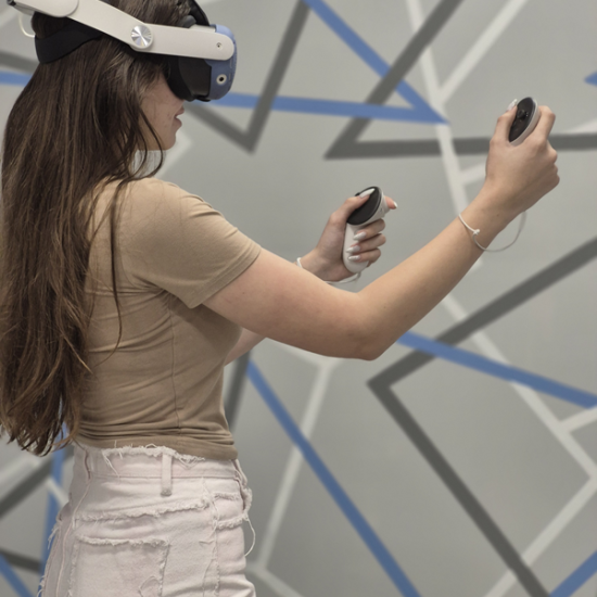 Забавление, смях и игри с Посещение в зала за активни игри и VR приключения във Велико Търново от Makaroon