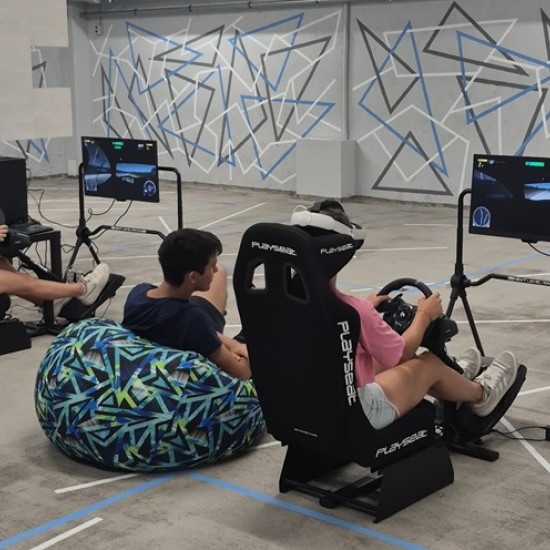 Забавление, смях и игри с Посещение в зала за активни игри и VR приключения във Велико Търново от Makaroon