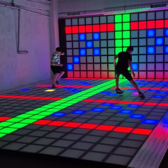 Забавление, смях и игри с Посещение в зала за активни игри и VR приключения във Велико Търново от Makaroon