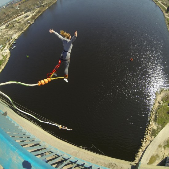 Скок с бънджи от Аспаруховия мост – излез от зоната си на комфорт от Макароон Скок с бънджи от Аспаруховия мост – излез от зоната си на комфорт от Макароон