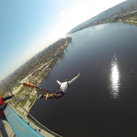 Скок с бънджи от Аспаруховия мост – излез от зоната си на комфорт от Макароон Скок с бънджи от Аспаруховия мост – излез от зоната си на комфорт от Макароон