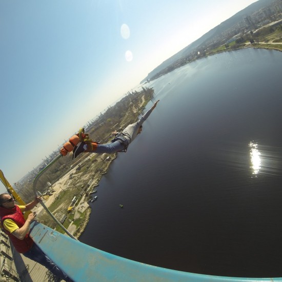 Скок с бънджи от Аспаруховия мост – излез от зоната си на комфорт от Макароон Скок с бънджи от Аспаруховия мост – излез от зоната си на комфорт от Макароон