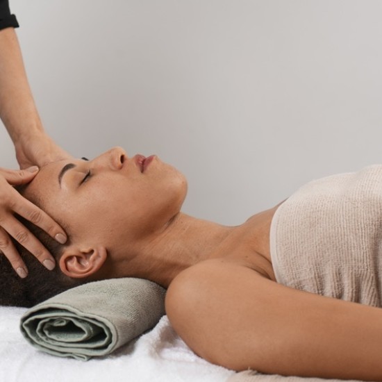 Освободете се от всички енергийни блокажи с индийски масаж на рамене и глава от Makaroon