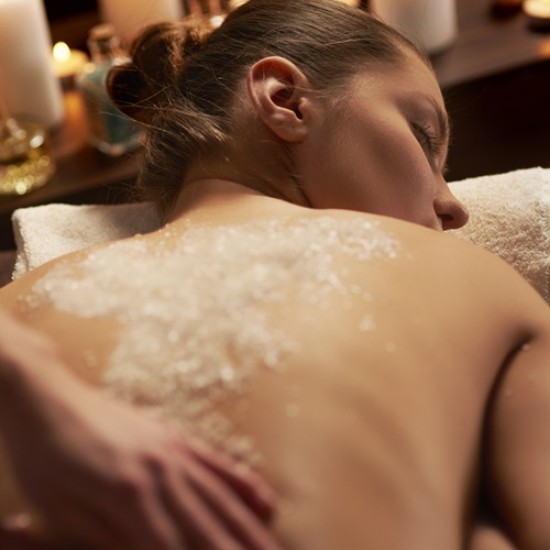 Отдайте се на релаксиращ масаж на цяло тяло с екзотичен боди скраб от Makaroon