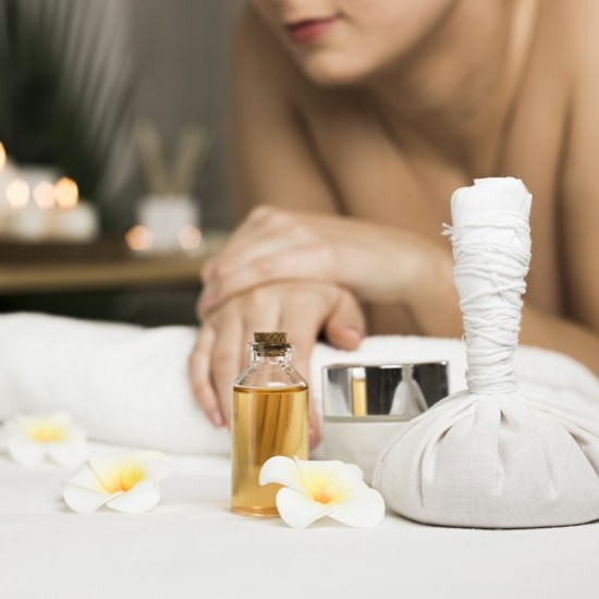 Отдайте се на релаксиращ масаж на цяло тяло с екзотичен боди скраб от Makaroon