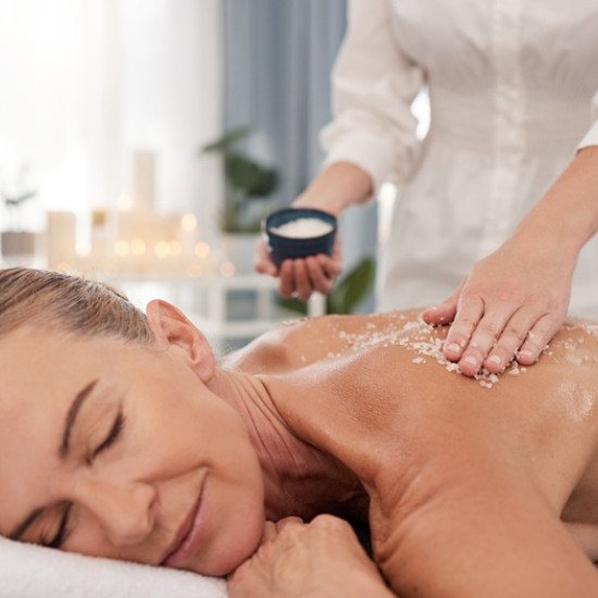 Отдайте се на релаксиращ масаж на цяло тяло с екзотичен боди скраб от Makaroon