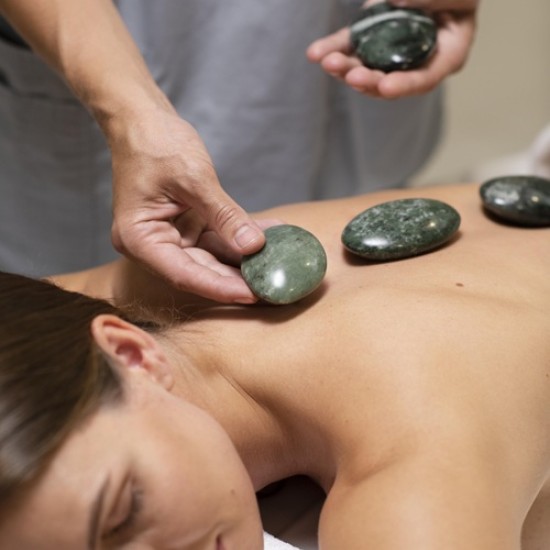 Отдайте се на пълна релаксация с масаж с горещи камъни от Makaroon