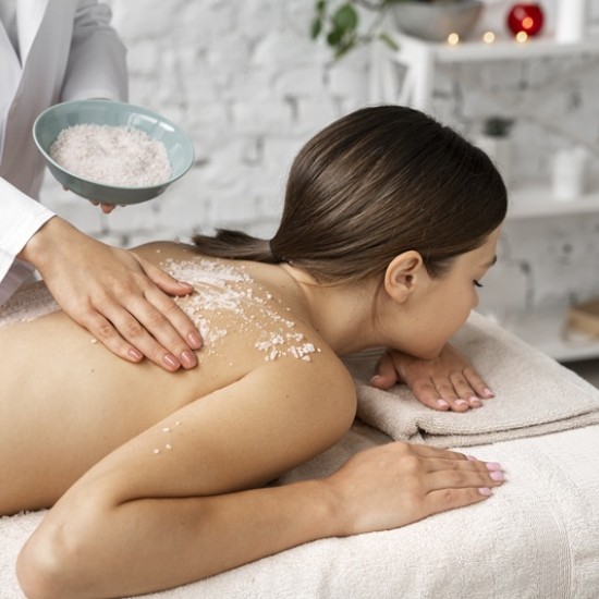 Насладете се на релаксиращ масаж на цяло тяло със скраб от остров Джава от Makaroon