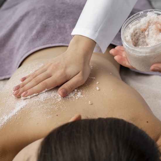 Насладете се на релаксиращ масаж на цяло тяло със скраб от остров Джава от Makaroon