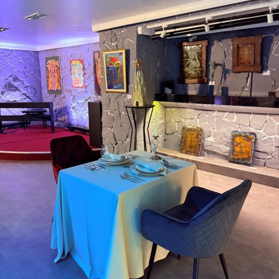 Не просто вечеря, а изящно арт преживяване с изискана вечеря за двама в Art Club Diplomat от Makaroon