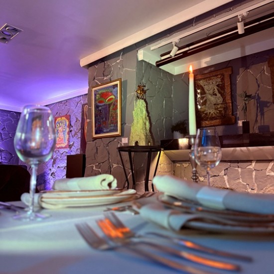 Не просто вечеря, а изящно арт преживяване с изискана вечеря за двама в Art Club Diplomat от Makaroon