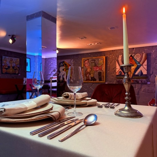Не просто вечеря, а изящно арт преживяване с изискана вечеря за двама в Art Club Diplomat от Makaroon