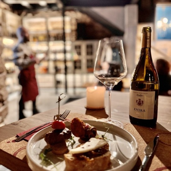 Подарете си една невероятна Дегустация за двама на 3 български вина във винен бар Cork&Fork, гр. Пловдив от Makaroon Подарете си една невероятна Дегустация за двама на 3 български вина във винен бар Cork&Fork, гр. Пловдив от Makaroon