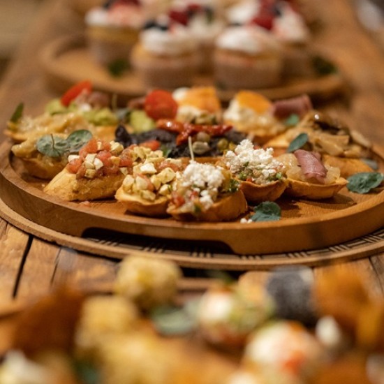 Подарете си една невероятна Дегустация за двама на 3 български вина във винен бар Cork&Fork, гр. Пловдив от Makaroon Подарете си една невероятна Дегустация за двама на 3 български вина във винен бар Cork&Fork, гр. Пловдив от Makaroon