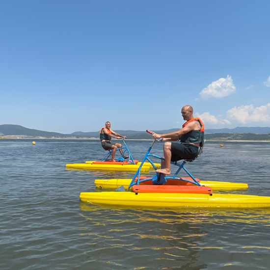 Разхладете се в горещите дни с Каране на водно колело на яз. Искър от Makaroon