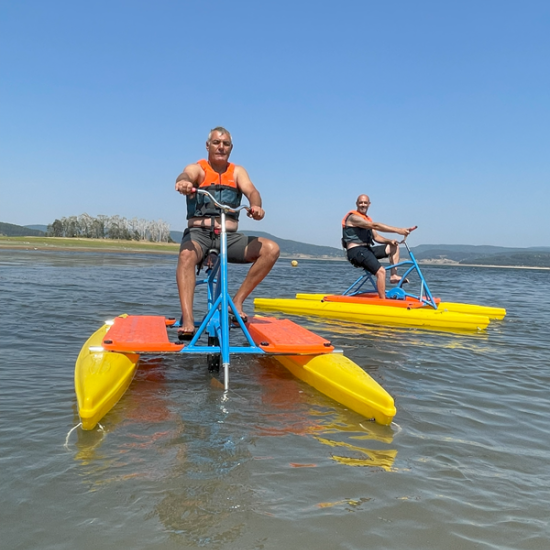 Разхладете се в горещите дни с Каране на водно колело на яз. Искър от Makaroon