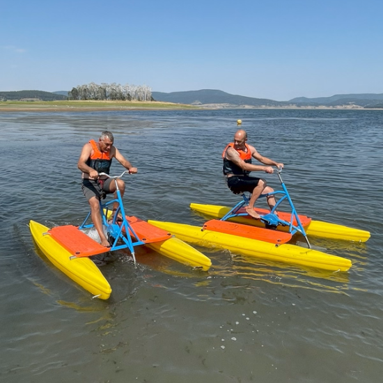 Разхладете се в горещите дни с Каране на водно колело на яз. Искър от Makaroon