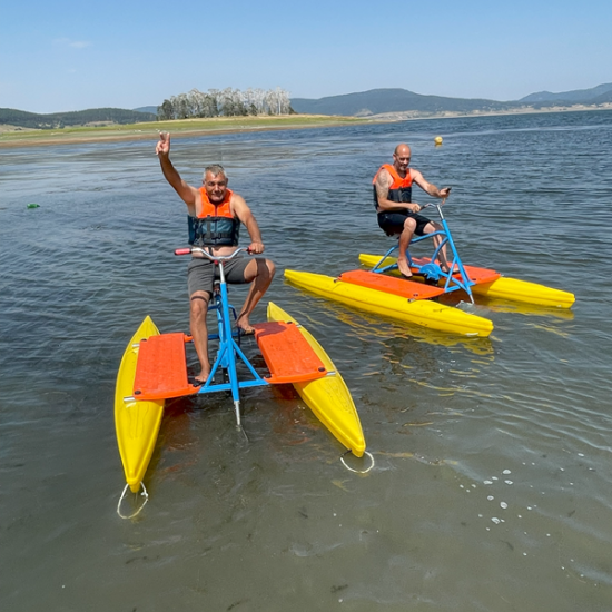 Разхладете се в горещите дни с Каране на водно колело на яз. Искър от Makaroon