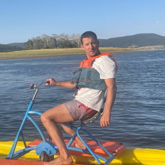 Разхладете се в горещите дни с Каране на водно колело на яз. Искър от Makaroon