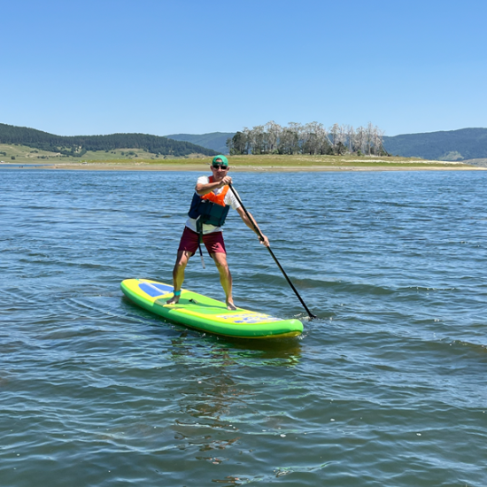Забавление във водата с 1 час каране на Падъл борд на яз. Батак от Makaroon
