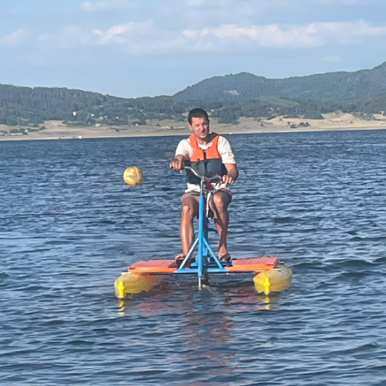 Разхладете се в горещите дни с Каране на водно колело на яз. Искър от Makaroon