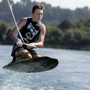 Воден адреналин с „Каране на нийборд за един човек на яз. Батак''