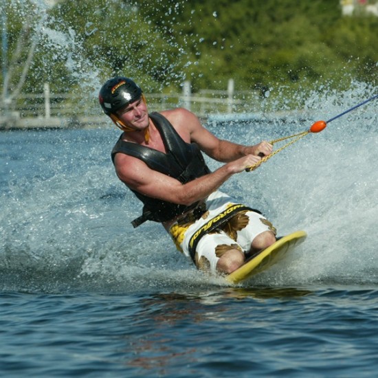 Насладете се на летния сезон с „Каране на нийборд за един човек на яз. Батак'' от Makaroon