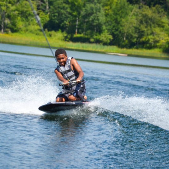 Насладете се на летния сезон с „Каране на нийборд за един човек на яз. Батак'' от Makaroon