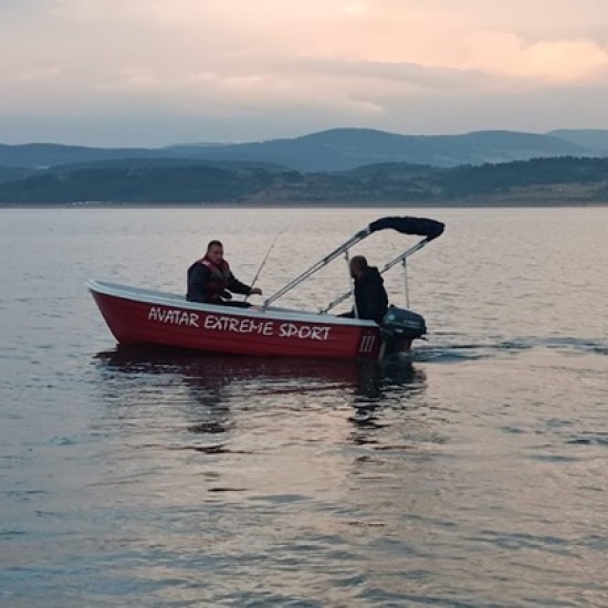 Организирайте една семейна разходка по вода с "Моторна лодка под наем на яз. Батак" от Makaroon
