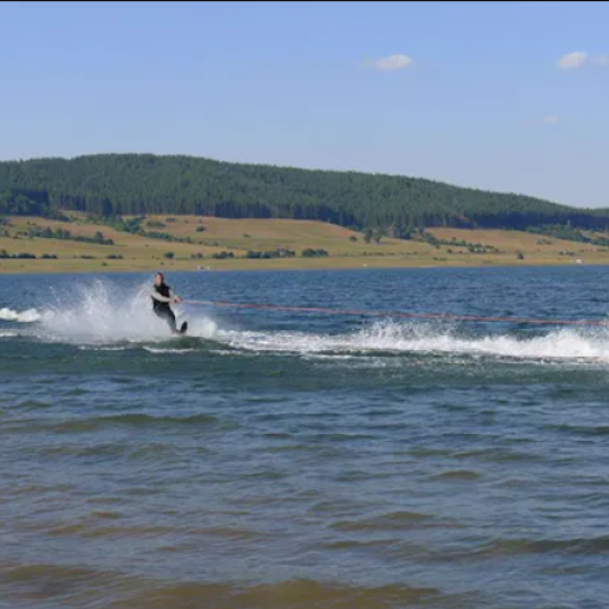 Едно незабравимо лятно приключение с „Водни ски на яз. Батак“ от Makaroon