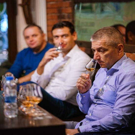 Дегустация на уиски за двама Около уиски пътешествие от Makaroon