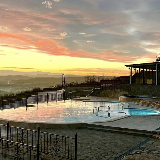 Две нощувки в хотелски комплекс „Болярско село“, Арбанаси с включена бутилка пенливо вино от Макароон