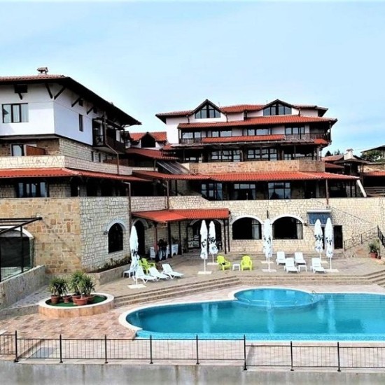 Две нощувки в хотелски комплекс „Болярско село“, Арбанаси с включена бутилка пенливо вино от Макароон