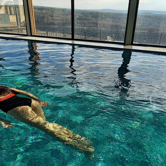 Две нощувки в хотелски комплекс „Болярско село“, Арбанаси с включена бутилка пенливо вино от Макароон