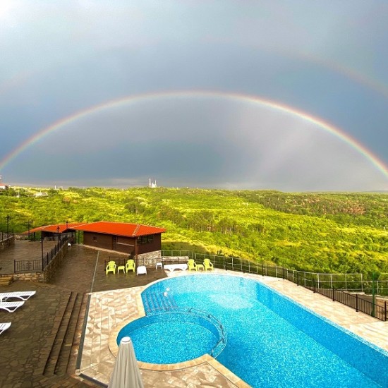 Две нощувки в хотелски комплекс „Болярско село“, Арбанаси с включена бутилка пенливо вино от Макароон