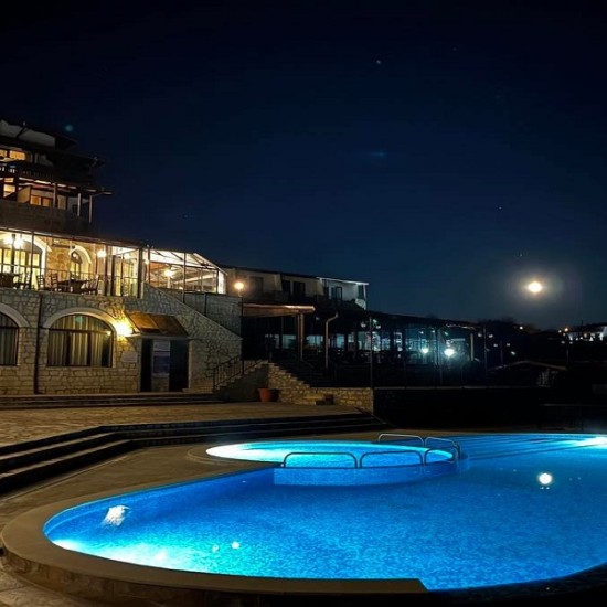 Две нощувки в хотелски комплекс „Болярско село“, Арбанаси с включена бутилка пенливо вино от Макароон