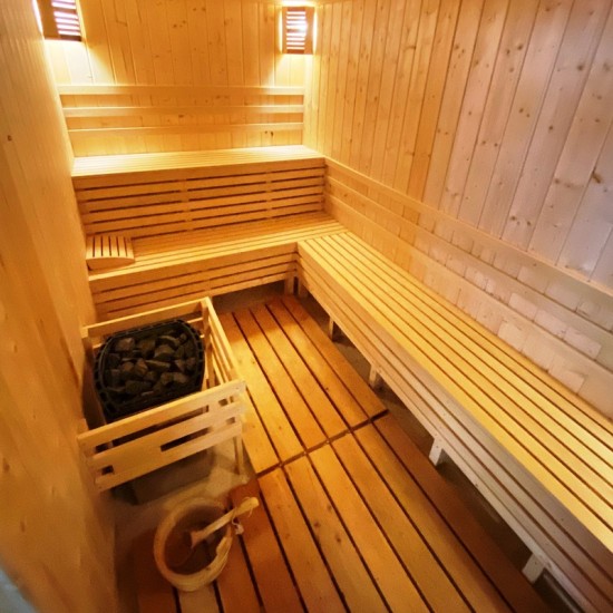 Две нощувки в хотелски комплекс „Болярско село“, Арбанаси с включена бутилка пенливо вино от Макароон