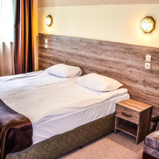 Две нощувки в хотелски комплекс „Болярско село“, Арбанаси с включена бутилка пенливо вино от Макароон