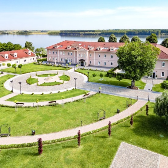 Две нощувки в Bononia Estate Winery & Resort с винена дегустация и разходка с VESPA от Макароон Две нощувки в Bononia Estate Winery & Resort с винена дегустация и разходка с VESPA от Макароон