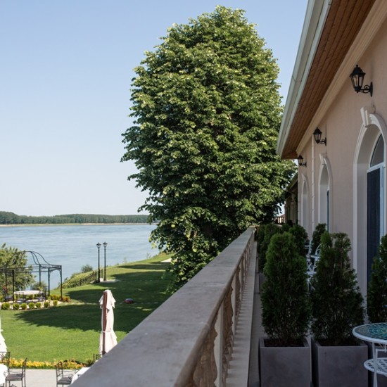 Уикенд за двама в Bononia Estate Winery & Resort с винена дегустация и разходка с VESPA от Макароон