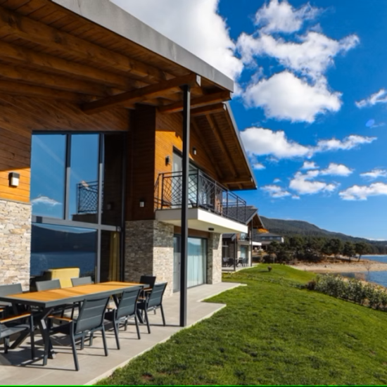 Дискретен лукс и спокойствие с Taйно пътуване – Родопска приказка на брега на язовир от Makaroon