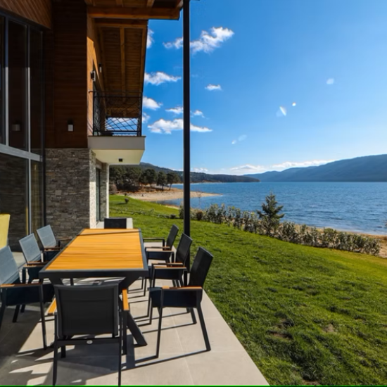 Дискретен лукс и спокойствие с Taйно пътуване – Родопска приказка на брега на язовир от Makaroon